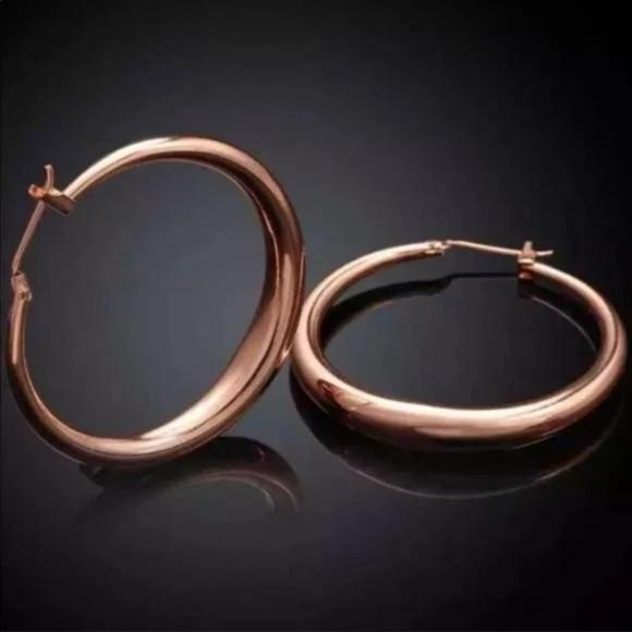 NEW 18K ROSE GOLD 1.5” ROUND HOOP EARRINGS, BEAUTIFUL EARRINGS, CUTE EARRINGS. - Picture 4 of 5